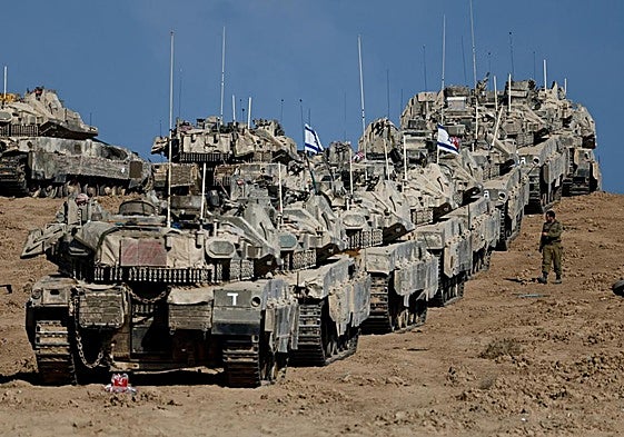 Una columna de tanques se dirige hacia Gaza City desde la frontera con Israel.