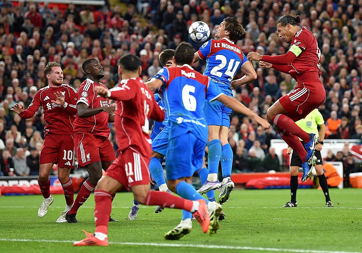 Van Dijk cabecea en el descuento el gol del empate.