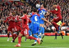 Van Dijk cabecea en el descuento el gol del empate.