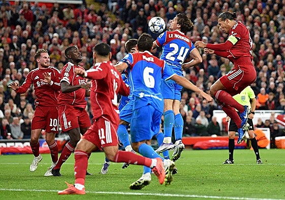 Van Dijk cabecea en el descuento el gol del empate.