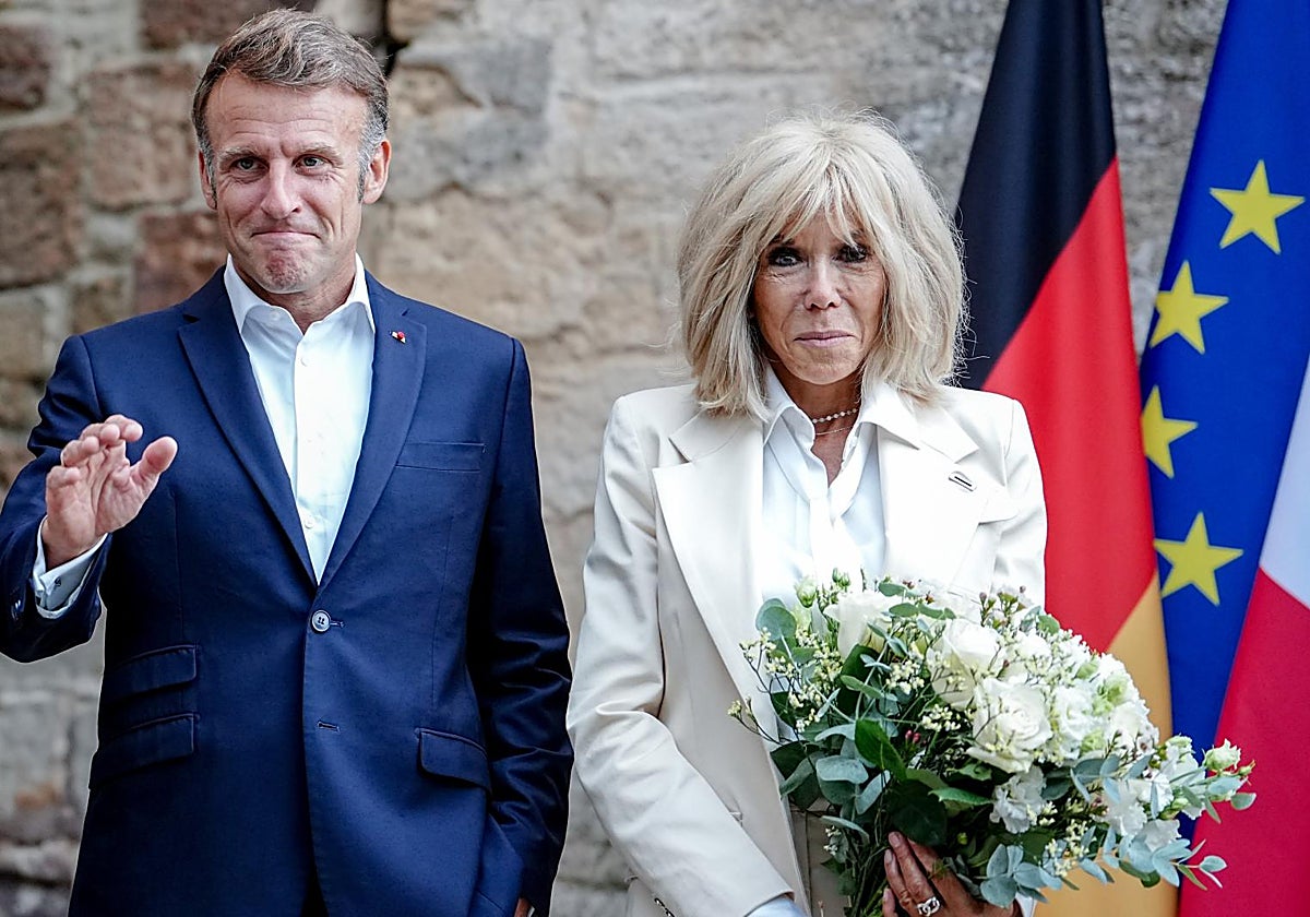 Los Macron aportarán pruebas científicas y fotográficas para probar que Brigitte es mujer.