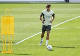 Raúl Asencio, entrenando con el Real Madrid