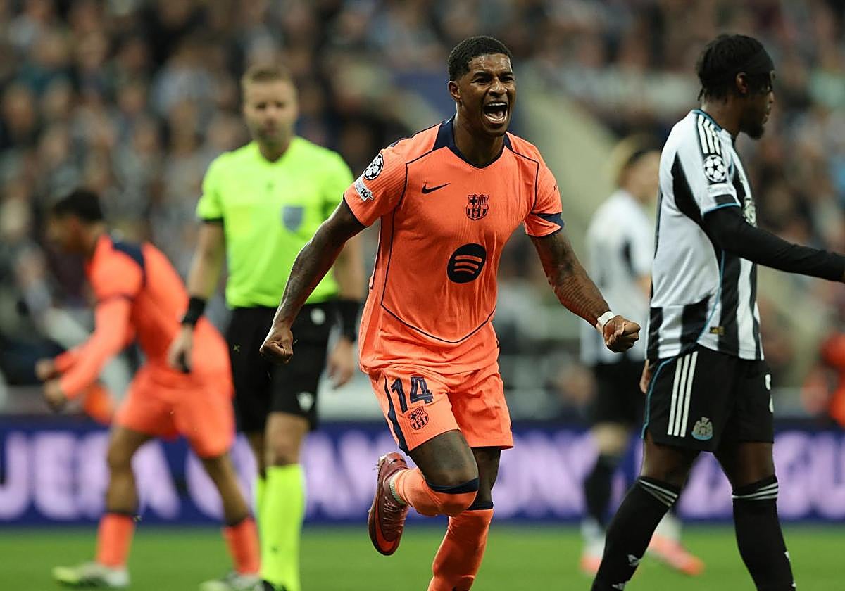 Marcus Rashford celebra uno de sus dos goles al Newcastle.
