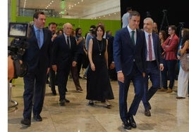 El presidente del Gobierno, Pedro Sánchez, con los ministros Puente y Morant, y el resto de la comitiva, a su llegada al aeropuerto de Alicante-Elche