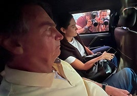 Jair Bolsonaro, acompañado de su esposa Michele, abandona un hospital de Brasilia tras ser diagnosticado el miércoles de lesiones cancerígenas.