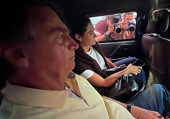 Jair Bolsonaro, acompañado de su esposa Michele, abandona un hospital de Brasilia tras ser diagnosticado el miércoles de lesiones cancerígenas.