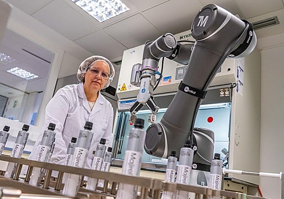 Mujer, trabajando en un laboratorio.