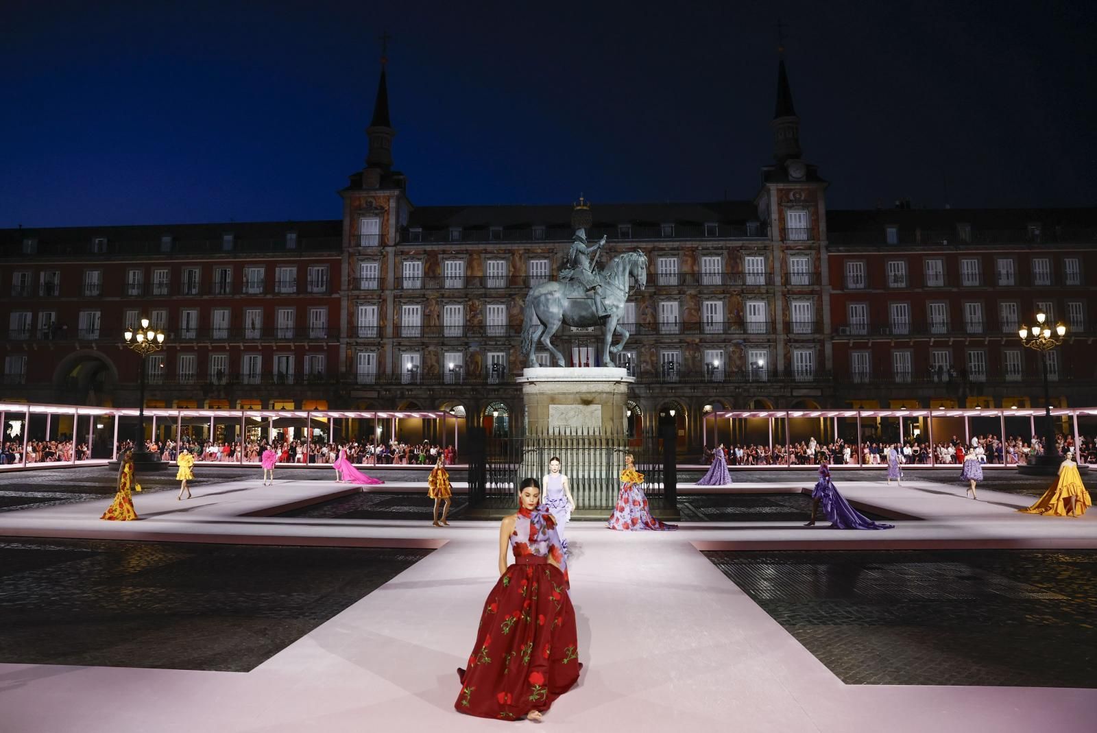 Carolina Herrera ha presentado su colección Primavera-Verano 2026 en la Plaza Mayor de Madrid.