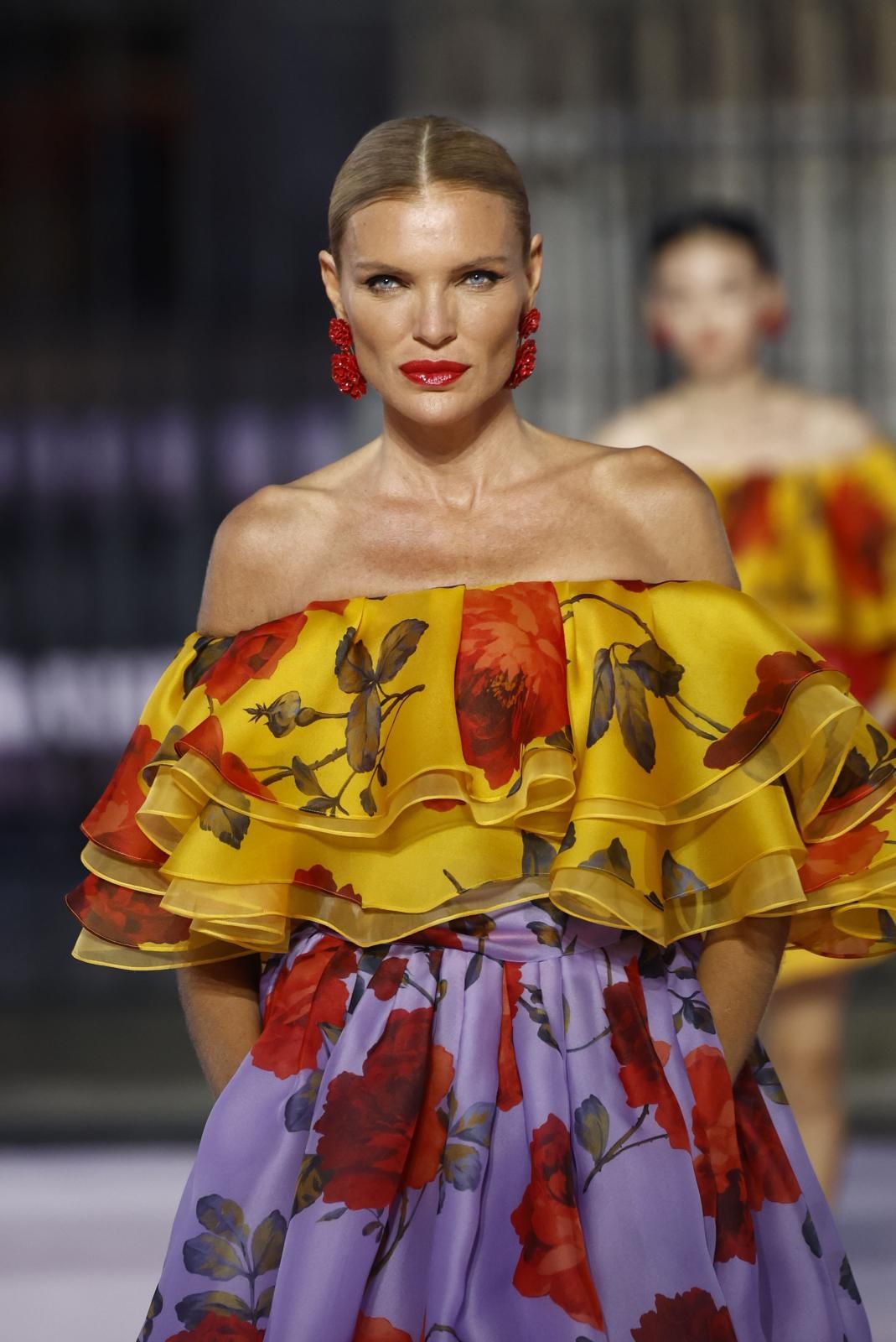 Esther Cañadas, imagen promocinal del evento, desfilando para Carolina Herrera.