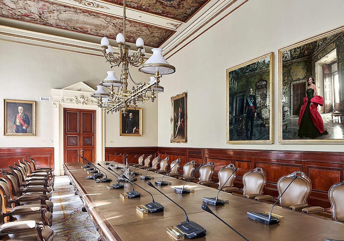 Sala del Consejo de Gobierno, con varios retratos, entre ellos los que hizo la fotógrafa Annie Leibovitz de los Reyes.
