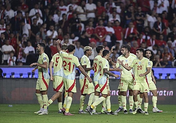 Los jugadores de España celebran uno de sus goles contra Turquía.