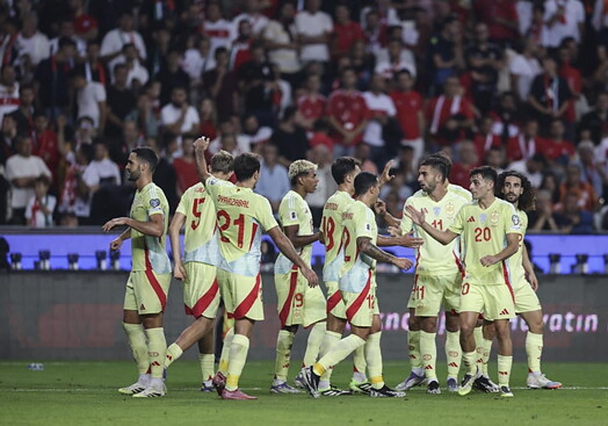 Los jugadores de España celebran uno de sus goles contra Turquía.