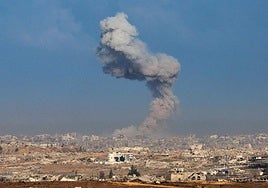 El humo se eleva tras un ataque aéreo israelí en el norte de Gaza.
