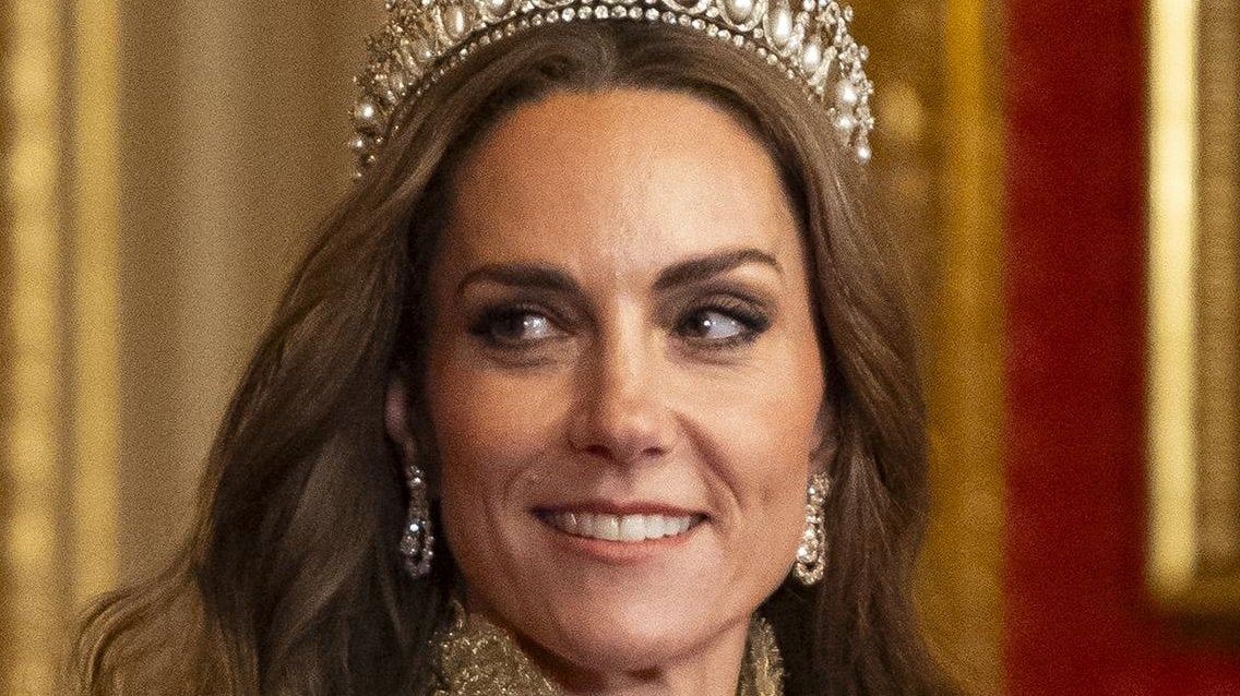 Una espectacular Kate Middleton eclipsa a Melania Trump en la cena de gala: tiara de Diana de Gales y vestido dorado con encaje