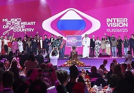 Plantel de artistas que competirán este sábado en el festival Intervisión, que se celebra en Moscú.