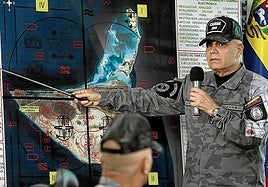 Vladímir Padrino López, ministro venezolano de Defensa, señala un mapa durante un encuentro con militares en Caracas.
