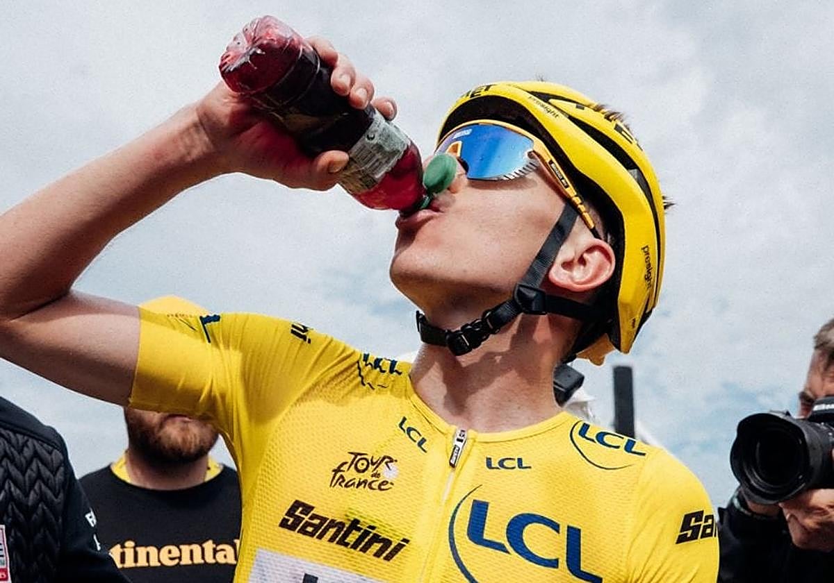 Pogacar bebe zumo de cereza al acabar una etapa del Tour.