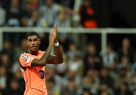 Rashford aplaude tras ser cambiado en St James' Park.