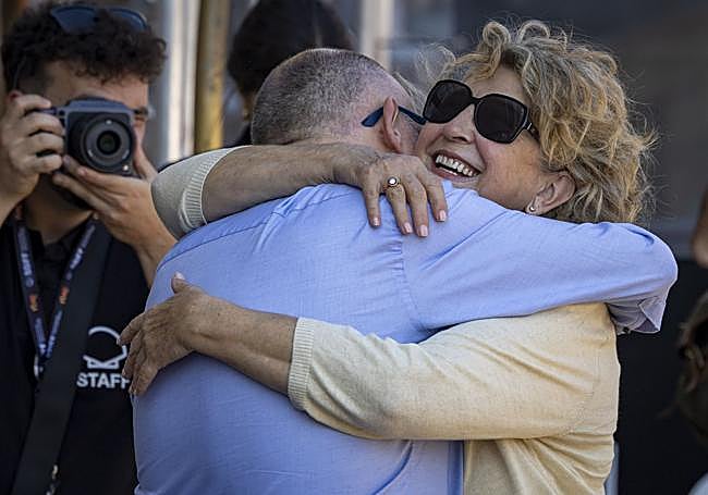 José Luis Rebordinos saluda a Esther García a su llegada a San Sebastián.