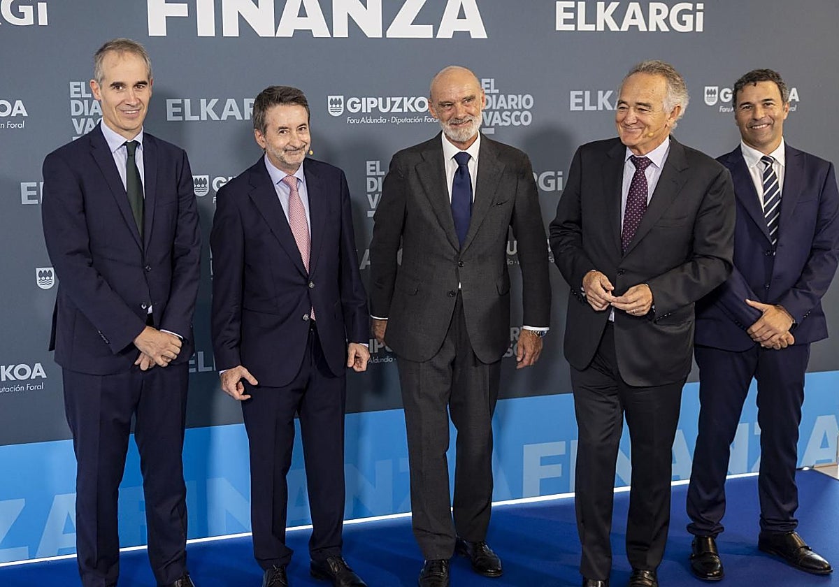 De isquierda a derecha: El director general de Elkargi, Zenón Vázquez, el consejero delegado de Repsol, Josu Jon Imaz, y el presidente de CIE Automotive (2d), Antón Pradera, entre otras personalidades