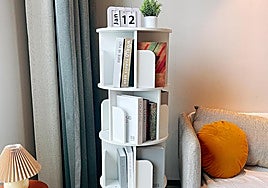 Organiza tu biblioteca con estilo con estas prácticas estanterías giratorias para libros