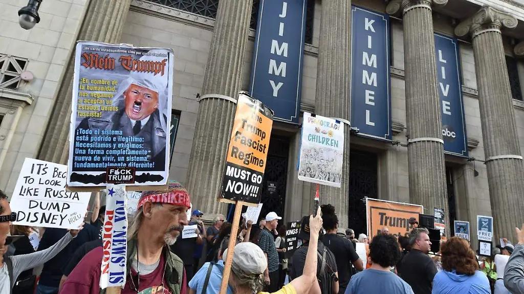 Manifestación contra el presidente Trump y la suspensión del show de Jimmy Kimmel.