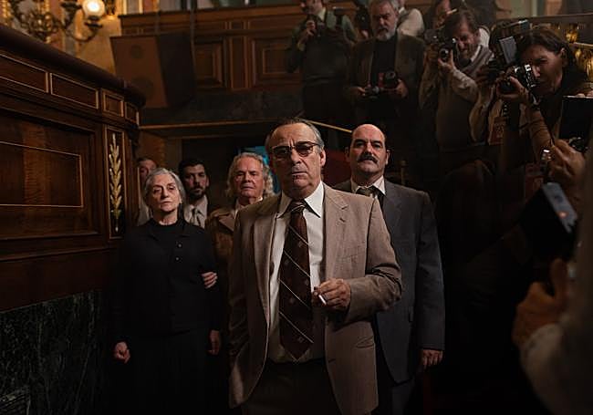 Eduard Fernández como Santiago Carrillo en la serie 'Anatomía de un instante'.