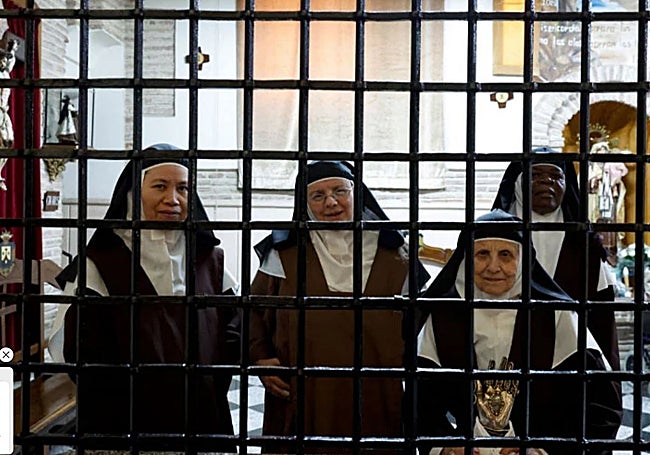 De izquierda a derecha, la vietnamita sor María José, la gibraltareña sor Jennifer, la malagueña sor Isabel, la más mayor de las cuatro, y, al fondo, la keniata sor Teresa, tras la reja de clausura del convento de las Carmelitas Descalzas de Ronda en una imagen tomada hace dos años.