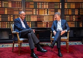 El canciller alemán, Friedrich Merz (i) y el presidente del Partido Popular, Alberto Núñez Feijóo