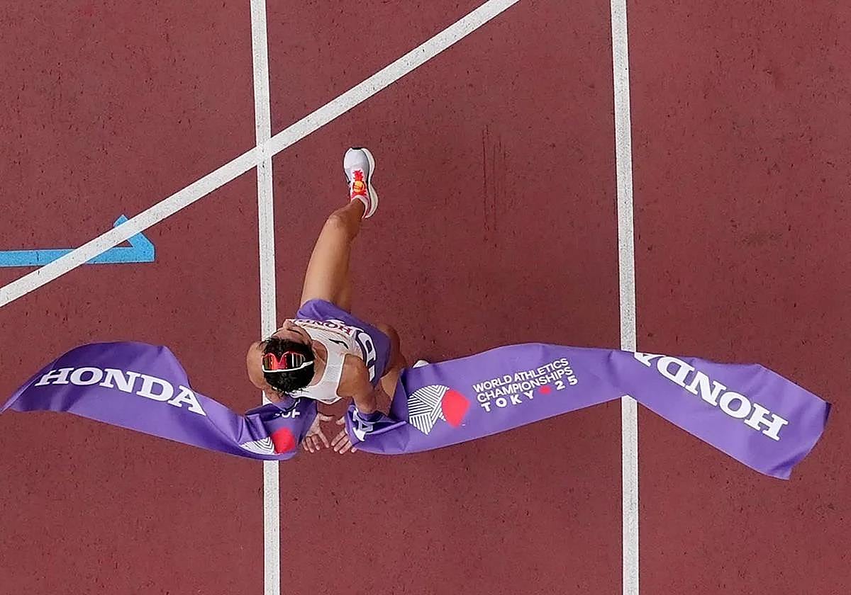María Pérez cruza la meta en el estadio nacional de Japón.