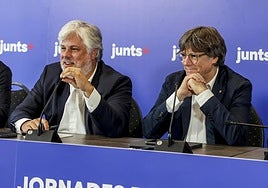 El expresidente catalán Carles Puigdemont (d), acompañado de Albert Batet (i)