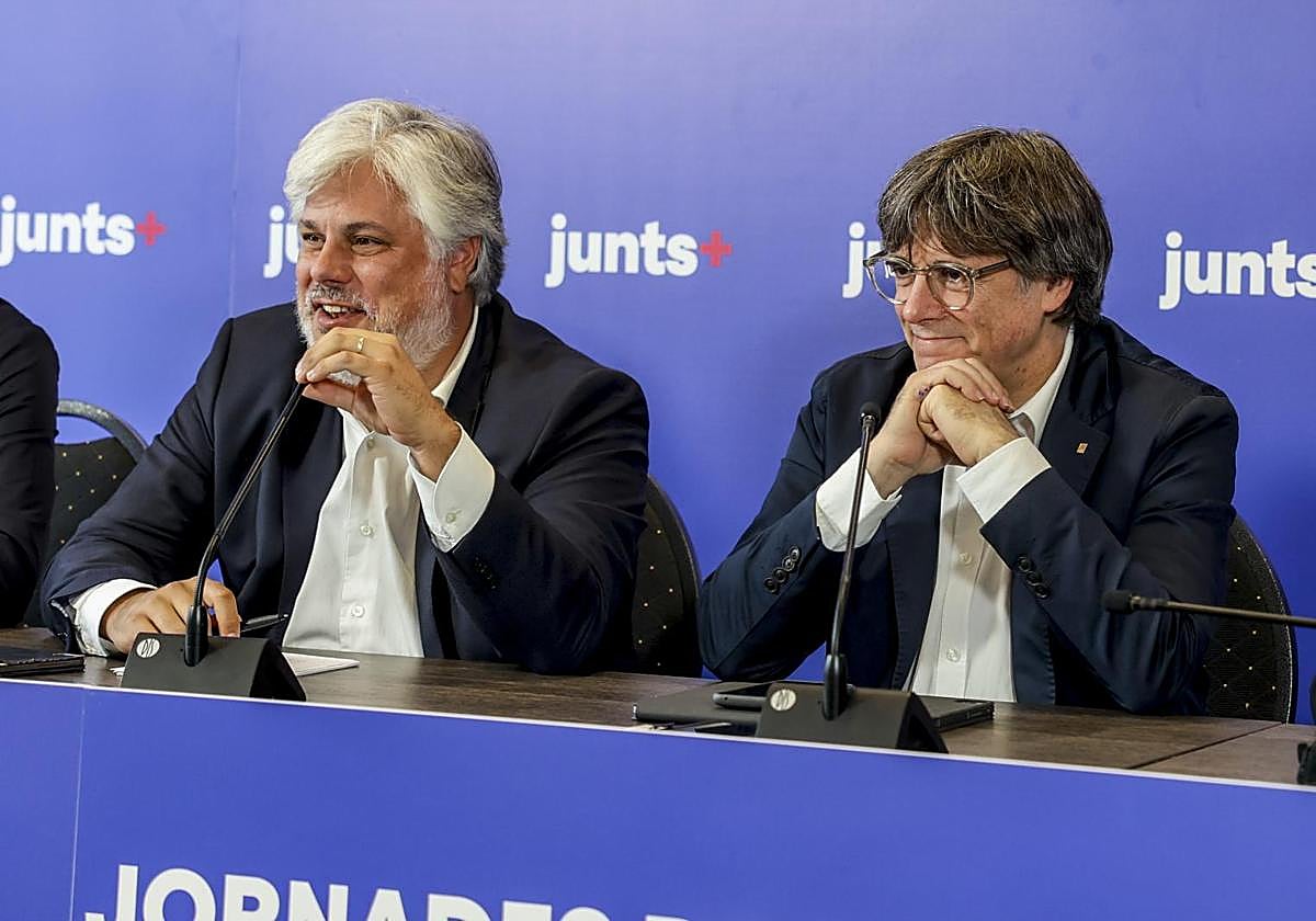 El expresidente catalán Carles Puigdemont (d), acompañado de Albert Batet (i)