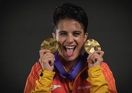 maría pérez, con sus dos medallas de oro de los Mundiales de atletismo.