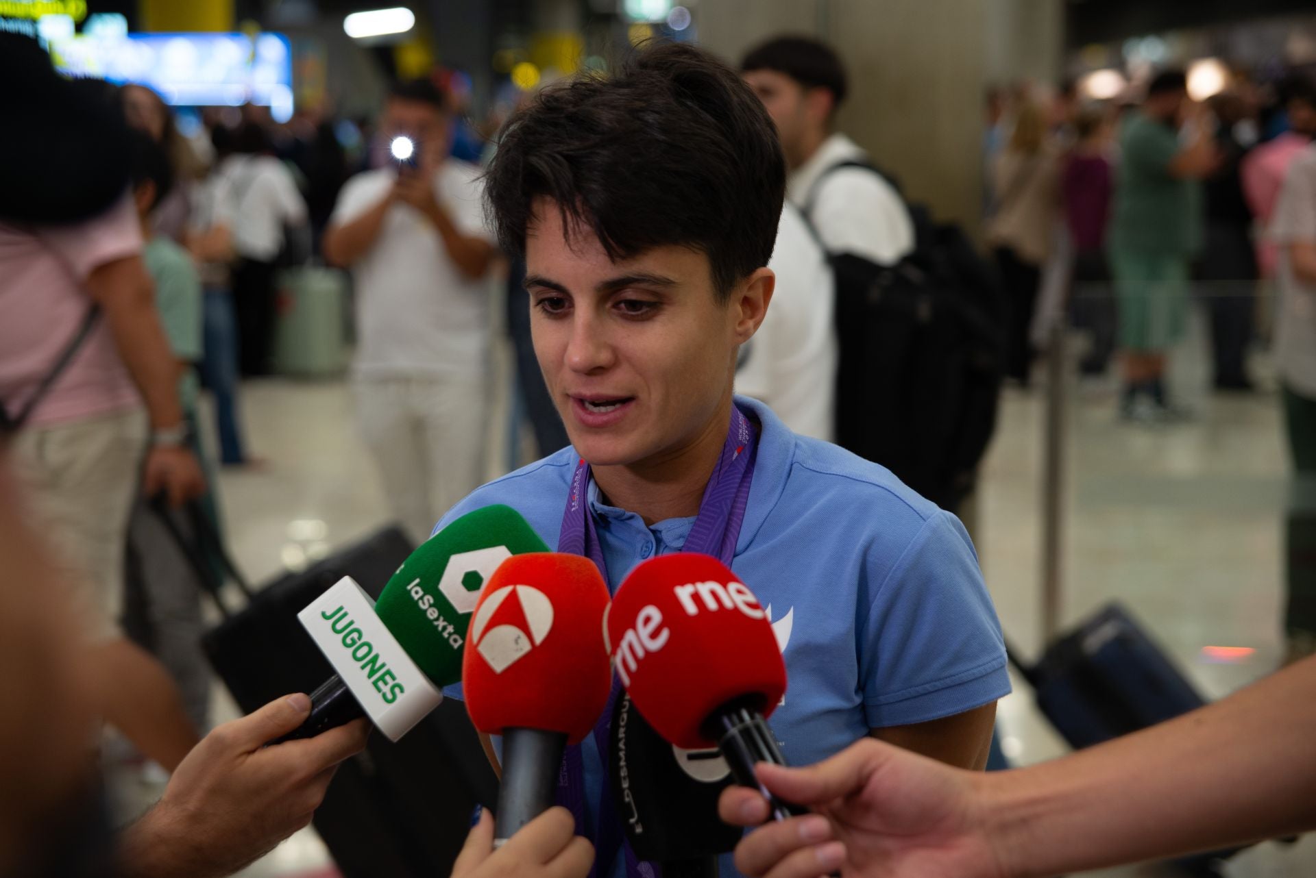 Muchos aficionados han querido hacerse una foto con María Pérez tras atender a los medios. 