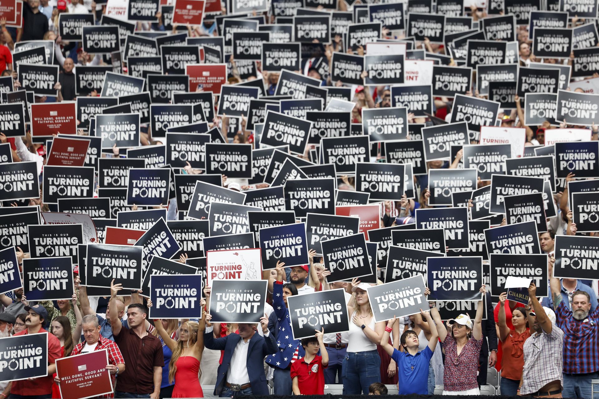 Multitudinario funeral por Charlie Kirk