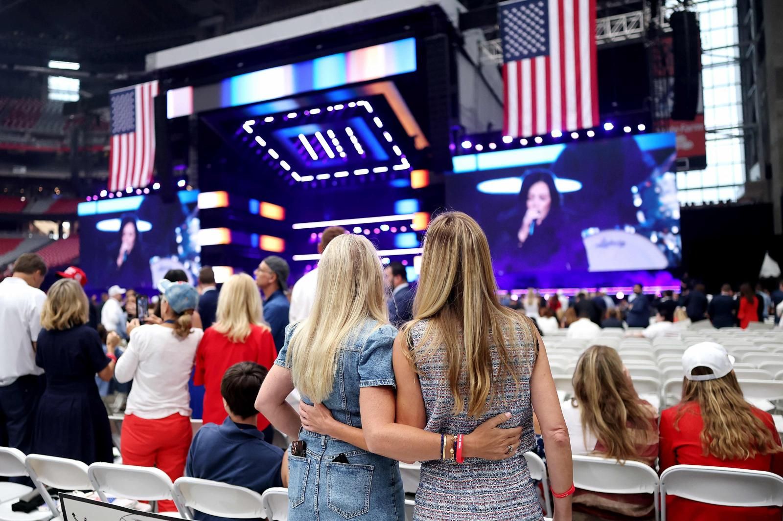 Multitudinario funeral por Charlie Kirk