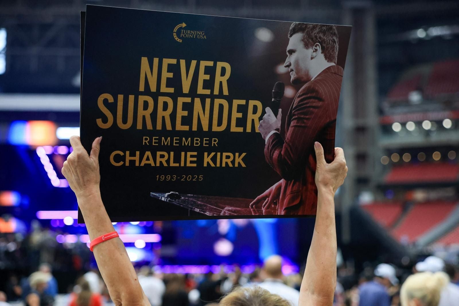 Multitudinario funeral por Charlie Kirk