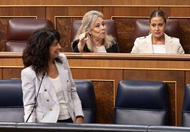 La ministra de Igualdad, la socialista Ana Redondo, en un debate en el Congreso con los diputados del PP a su espalda.