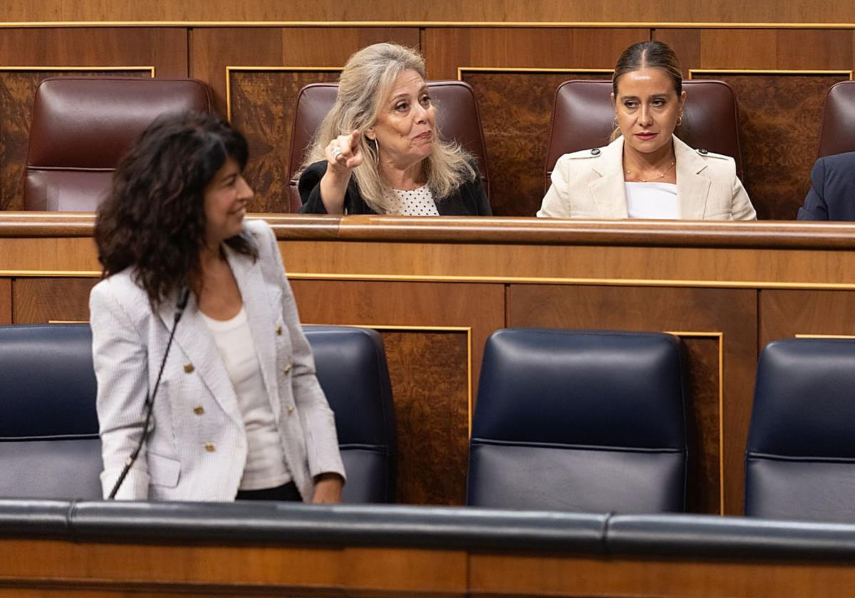 La ministra de Igualdad, la socialista Ana Redondo, en un debate en el Congreso con los diputados del PP a su espalda.