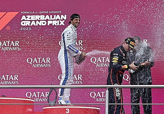 Carlos Sainz, junto a Max Verstappen en el podio del GP de Azerbaiyán.