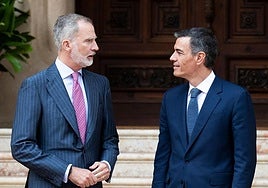 Felipe VI y Pedro Sánchez durante su reunión este verano en el Palacio de Marivent, en Palma de Mallorca.