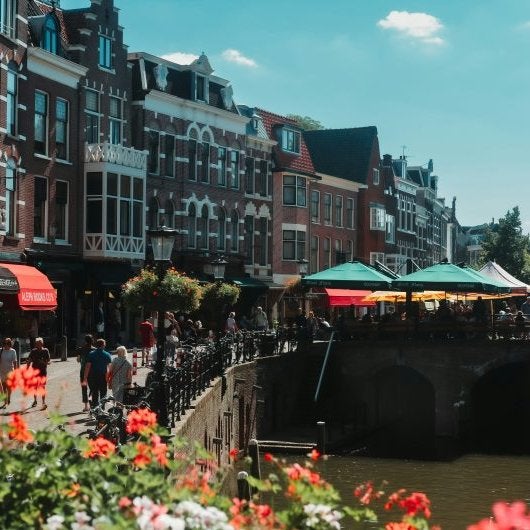 Ni Ámsterdam ni Rotterdam, esta es la ciudad favorita de los holandeses: una joya medieval con canales en Países Bajos