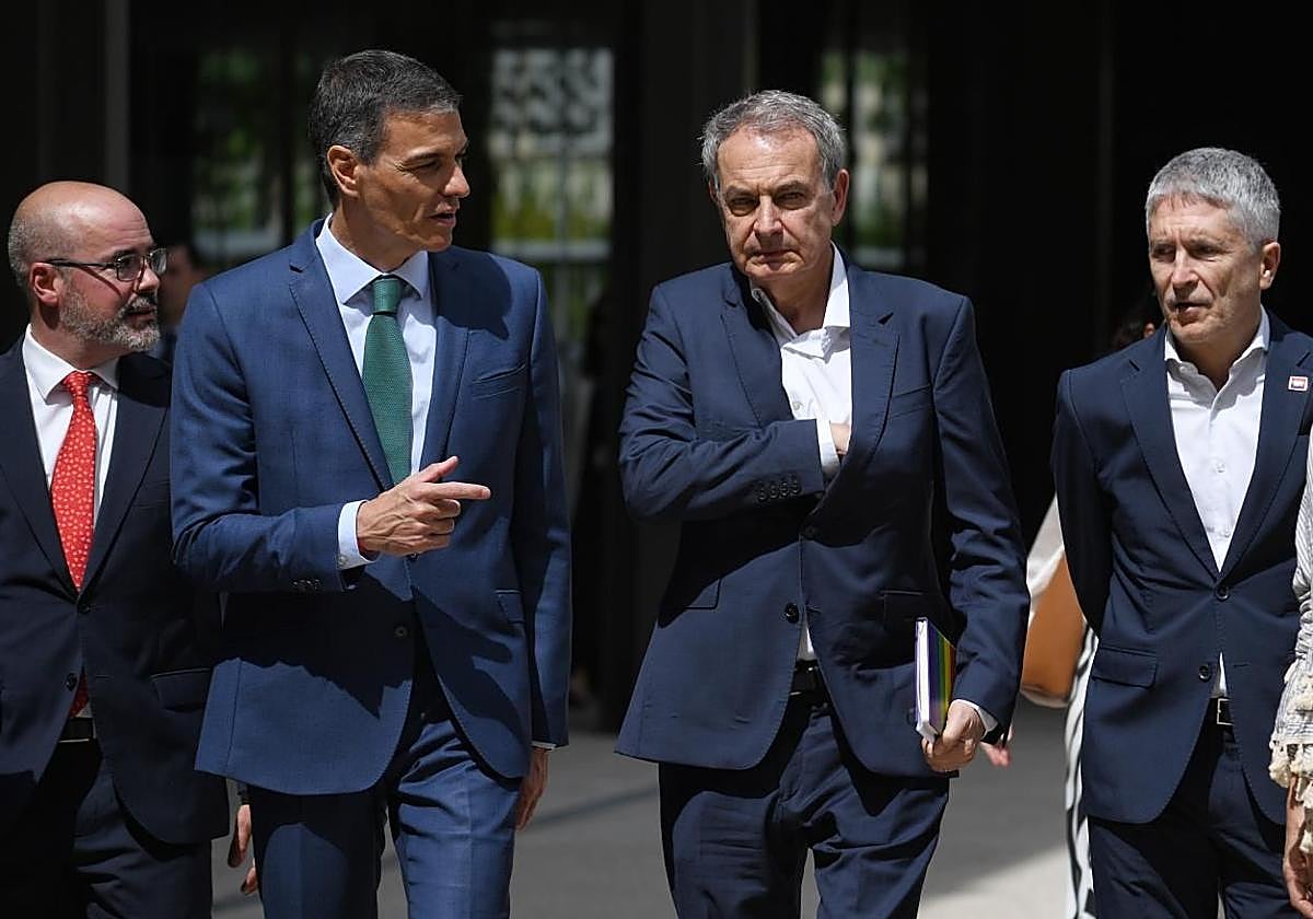 Pedro Sánchez y José Luis Rodríguez Zapatero en el acto conmemorativo del 20º aniversario de la ley que legalizó en España el matrimonio entre personas del mismo sexo.
