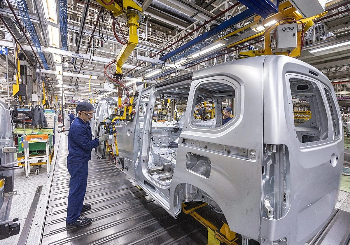 La fábrica de Stellantis en Vigo produce la familia de furgonetas K9.