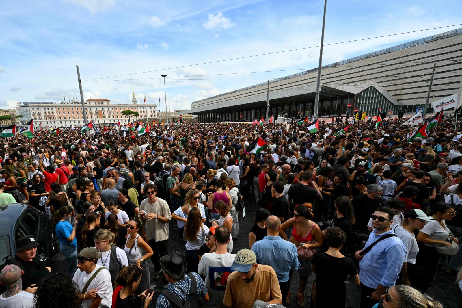 Miles de italianos toman las calles de varias ciudades en solidaridad con Gaza