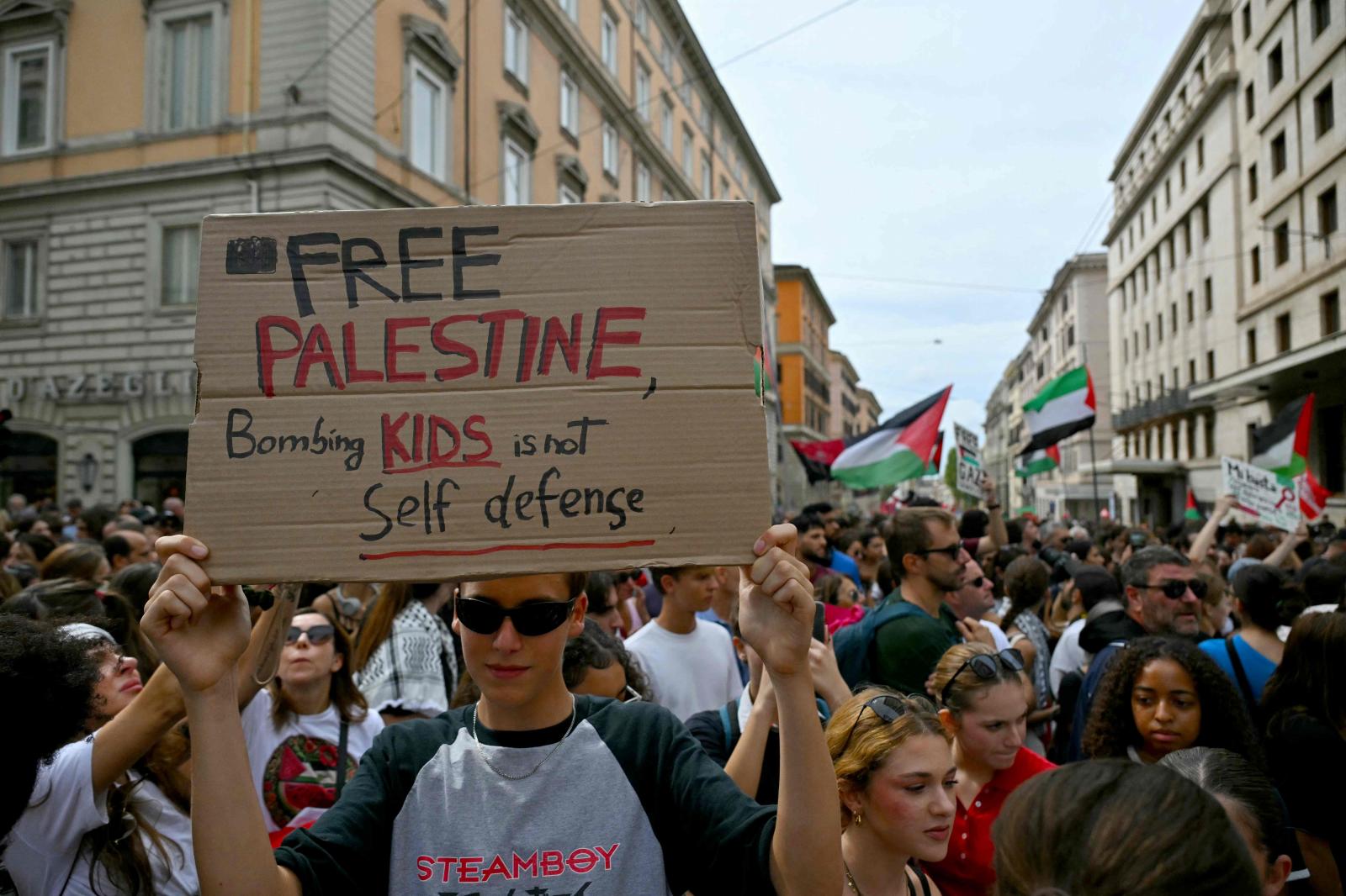 Miles de italianos toman las calles de varias ciudades en solidaridad con Gaza