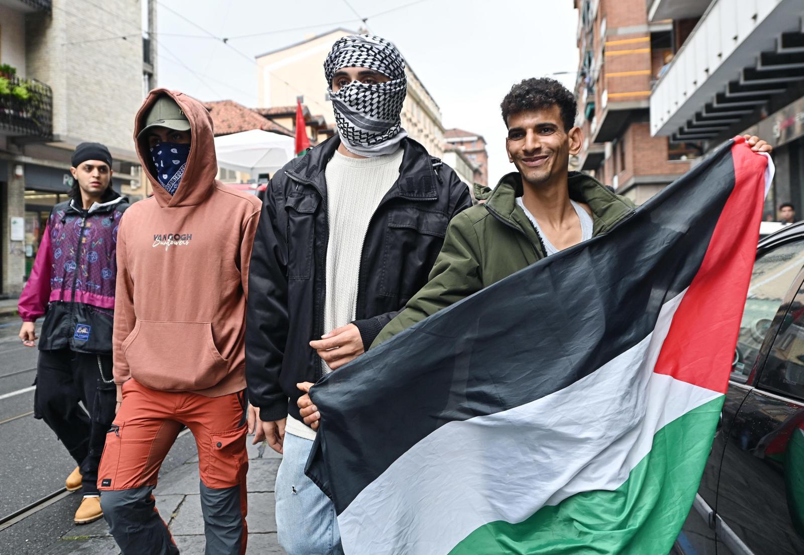 Miles de italianos toman las calles de varias ciudades en solidaridad con Gaza