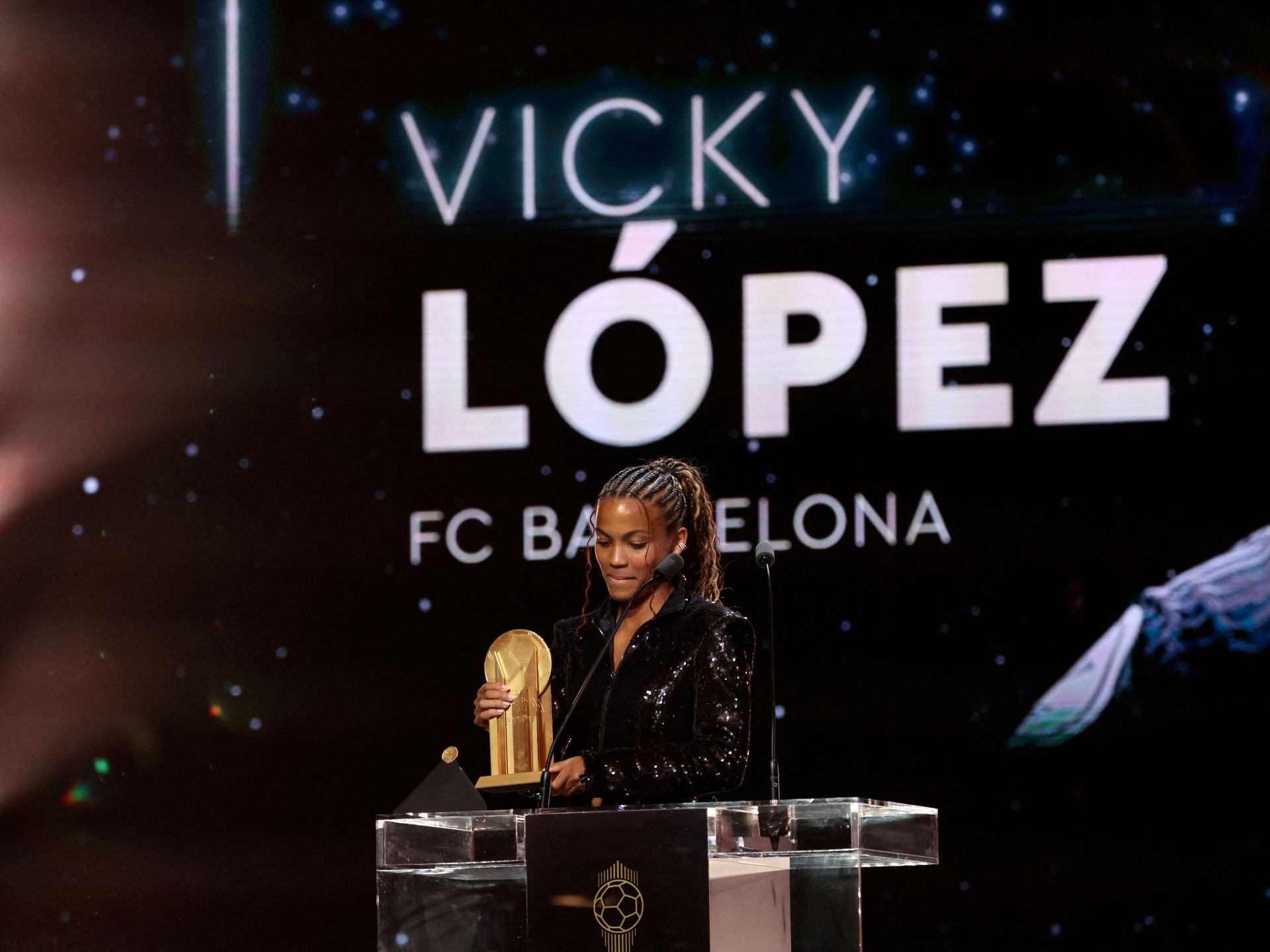 La jugadora española del FC Barcelona Vicky López recibe el premio KOPA a mejor jugadora joven de 2025