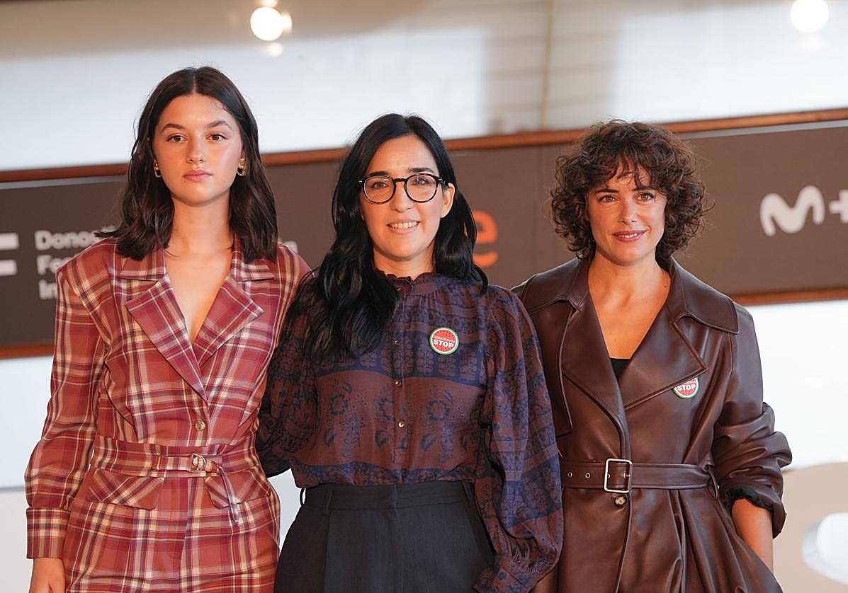 Alauda Ruiz de Azúa entre las actrices de 'Los domingos', Blanca Soroa y Patricia López Arnáiz.