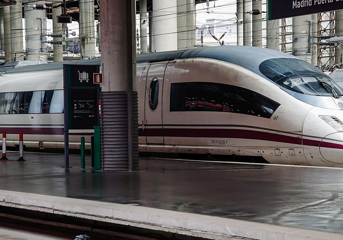 Tren AVE estacionado en Atocha